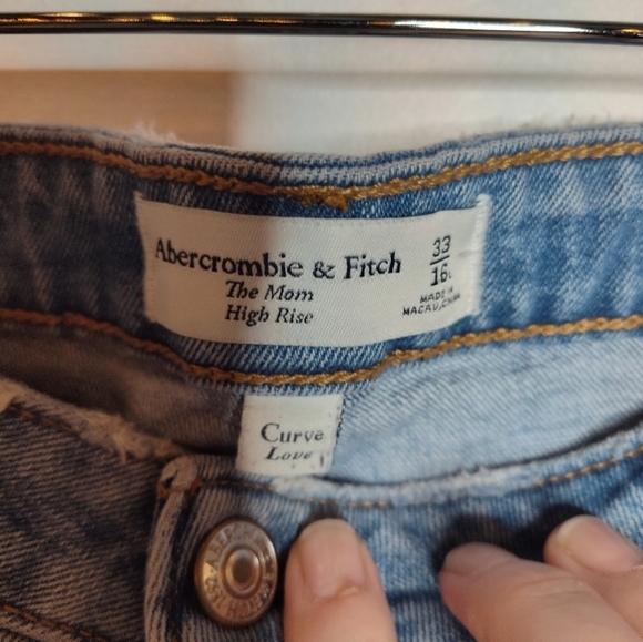 Abercrombie & Fitch The Mom High Rise Curve Love jeans, light wash, 16L/33 - Picture 2 of 9